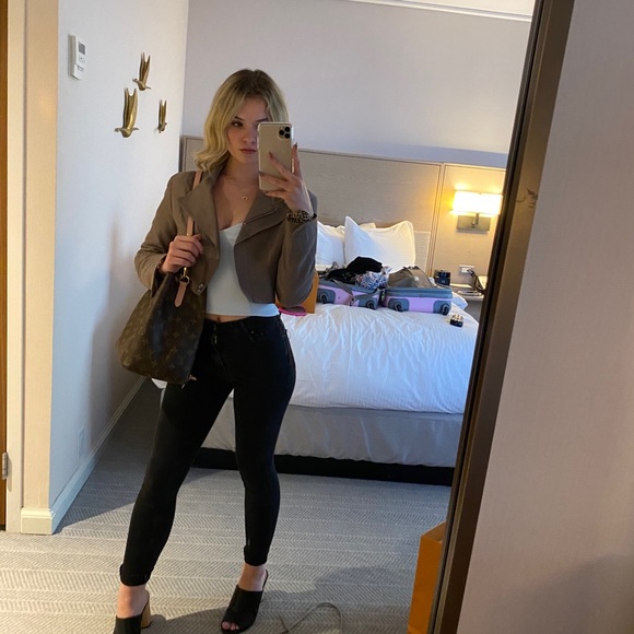 Meet your Posher, Erika - Picture 3 of 5